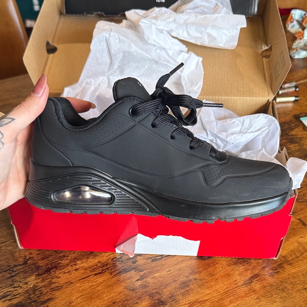 Skechers Black Women’s UNO Stand On Air Sneakers